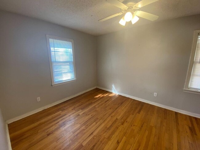 Building Photo - Come see this 2 bed, 1 bathroom spacious h...