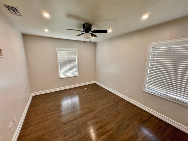 Building Photo - 3442 N Greenbrier Rd