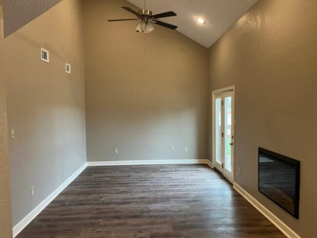 Foto del edificio - Kenwood Pointe Apartments: Water &amp; Sewer Included