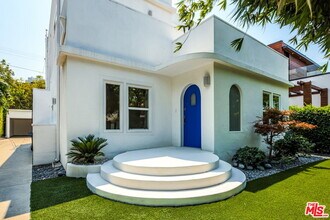 Building Photo - 8718 Rosewood Ave