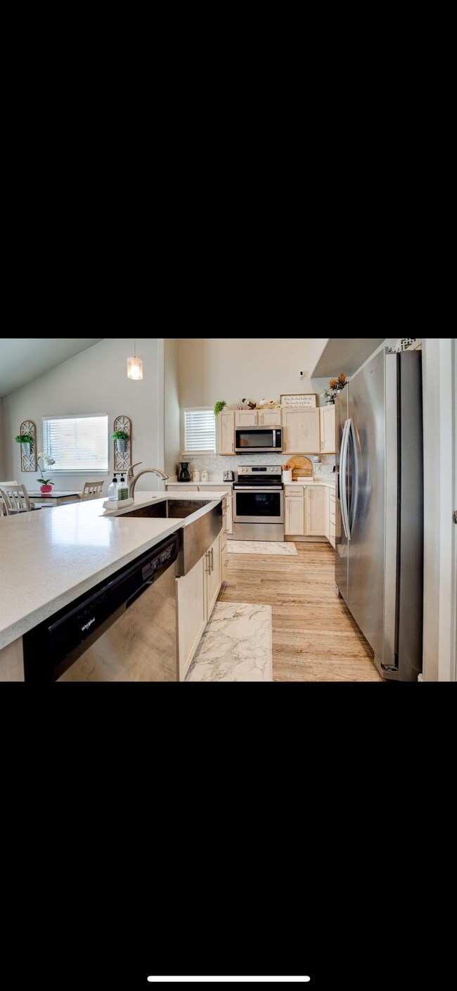 Building Photo - 562 Red Cedar Way