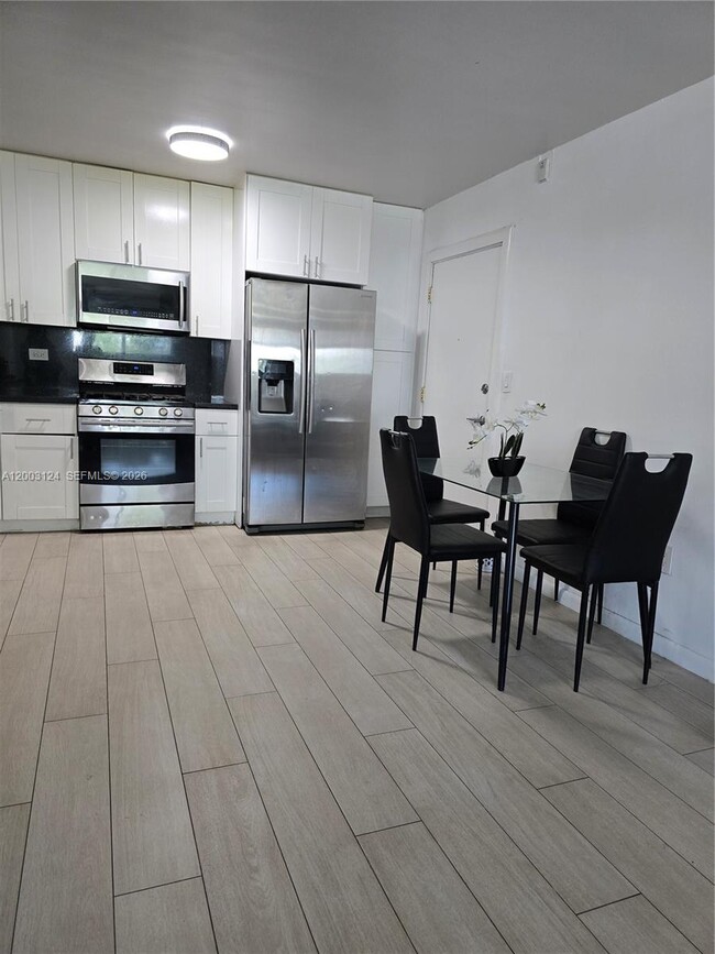 Building Photo - 465 S Royal Poinciana Blvd