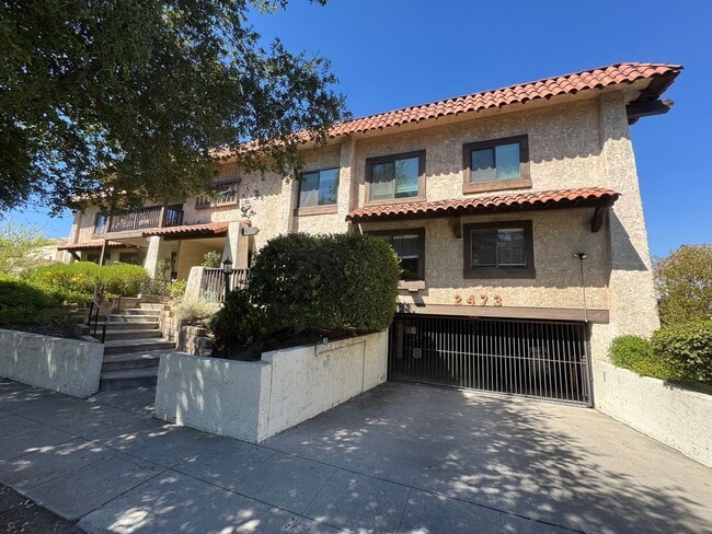 Building Photo - Beautifully Updated 2 Bed, 2 Bath Condo in...
