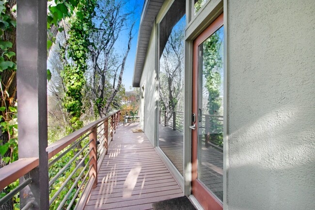 Foto del edificio - Pasadena Paradise! Mid Century Modern Home with Huge Deck and Hillside Views