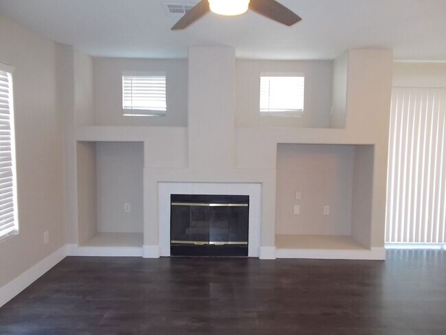 Foto del edificio - Desirable Move-In Ready Home with Loft, Fireplace & Oversized Garage