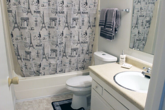 Ensuite Bathroom in Master Bedroom - 2250 Sunderland Rd