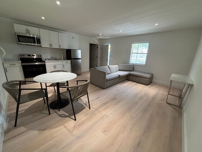 Building Photo - Quaint Furnished One Bedroom Oasis Minutes...