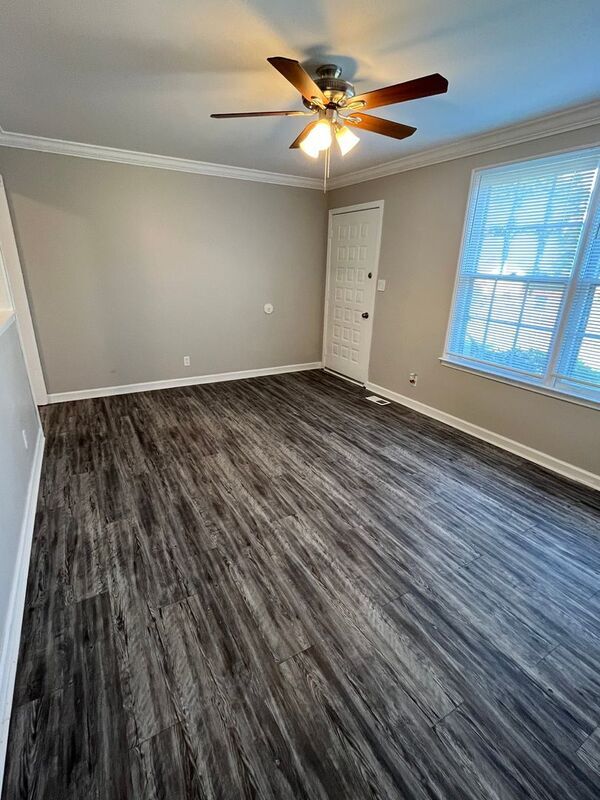 Building Photo - 1902 Roan Dr