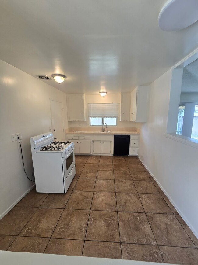 Foto del edificio - BUENA PARK 3 BEDROOM 2 BATH $3,975   (VALL...