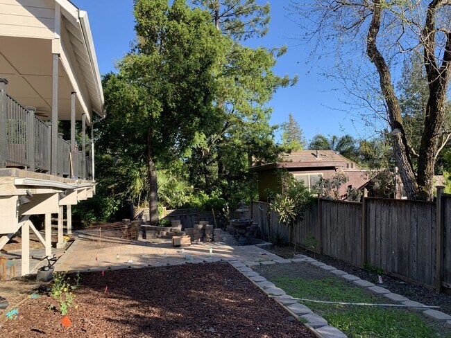 Building Photo - 610 Woodside Way