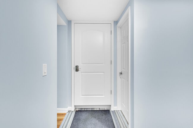 Building Photo - 2112 N Sawyer Ave