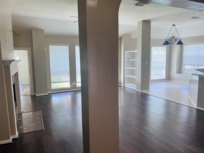 Building Photo - 4722 Silverlake Dr