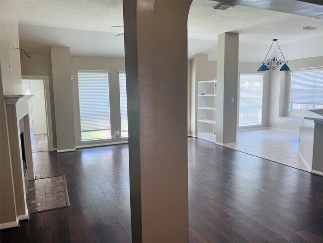 Foto del edificio - 4722 Silverlake Dr