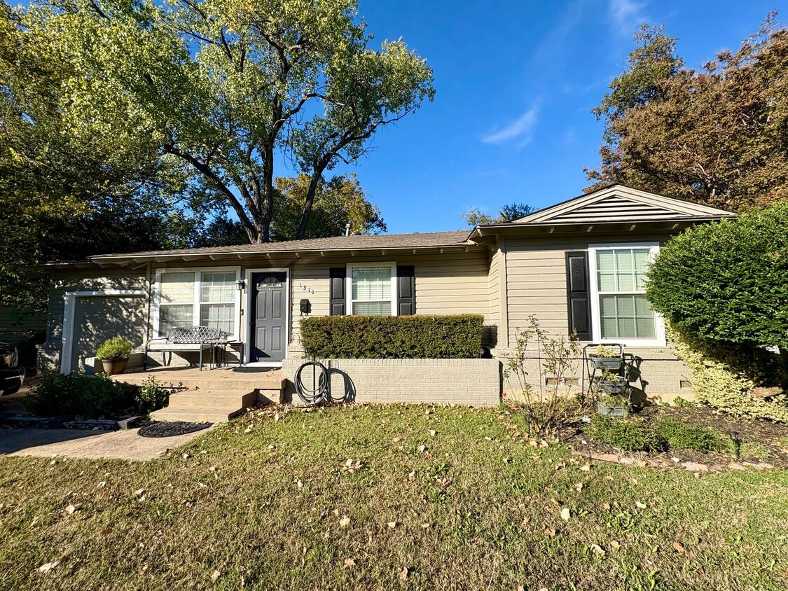 Foto principal - Adorable in Arlington: 3- Bedrooms 1- Bathroom 1- Car Garage