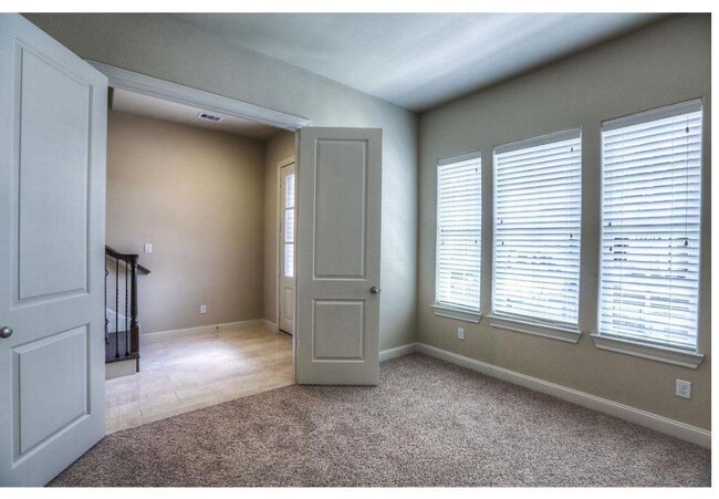 Building Photo - 1026 Live Oak St