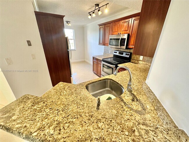 Foto del edificio - 8955 Wiles Rd