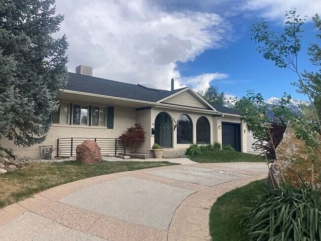 Foto del edificio - Great Three Bedroom Home in Cottonwood Heights!!!