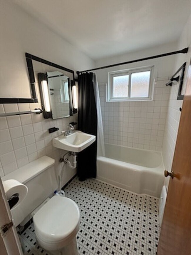 Foto del edificio - Large 2Bed/1.5Bath Townhome Close to Every...