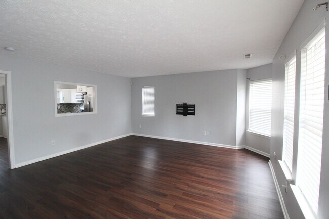 Building Photo - Charming 2 Bedroom, 2.5 Bath Updated Townh...