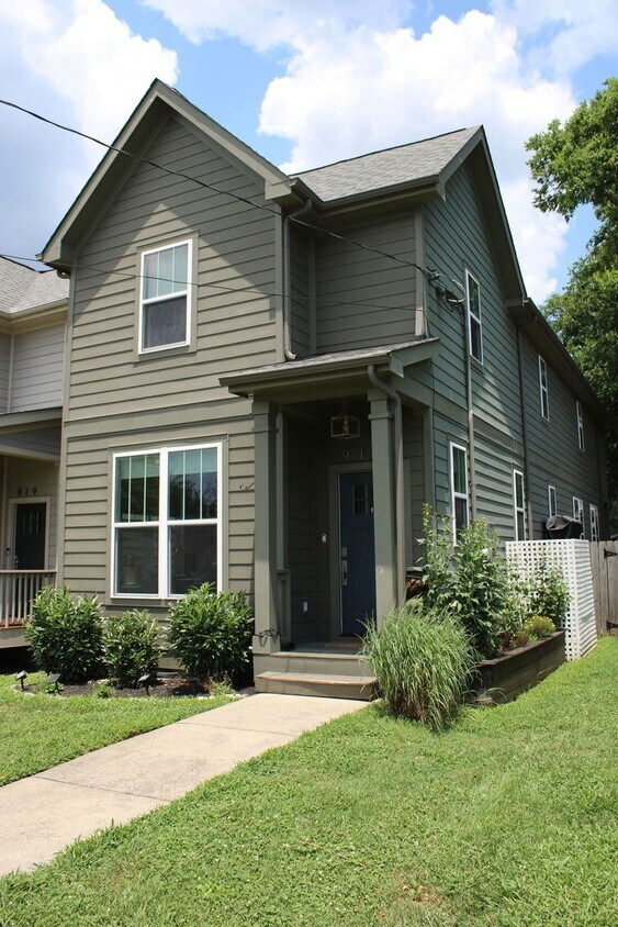Foto principal - Great 3 bedroom / 2.5 bath Home in East Na...