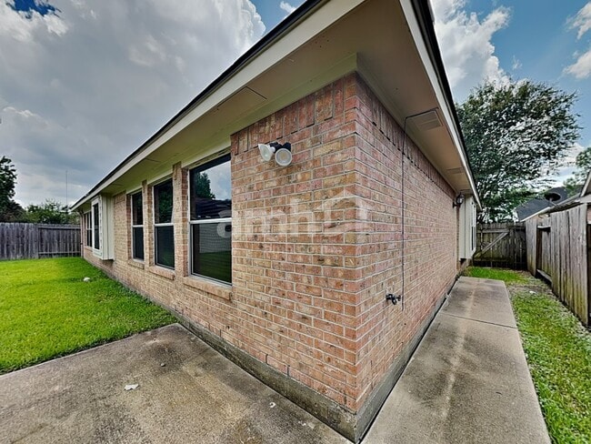Building Photo - 1830 Arrowhead Ct