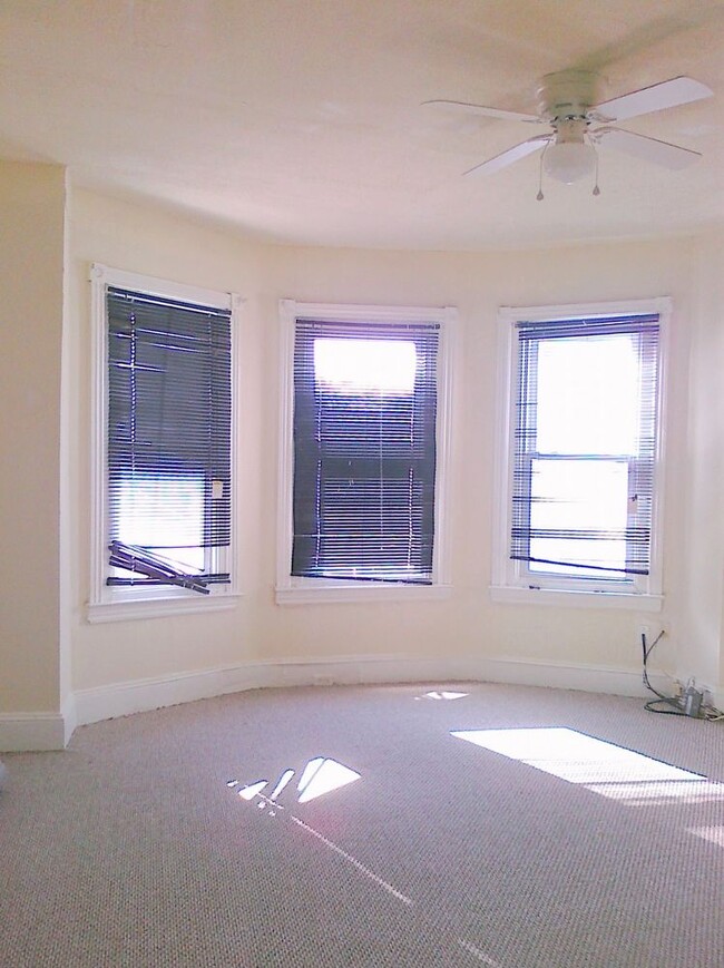 Building Photo - 915 Maple Terrace