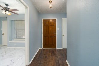 Building Photo - 2902 Laurelridge Dr
