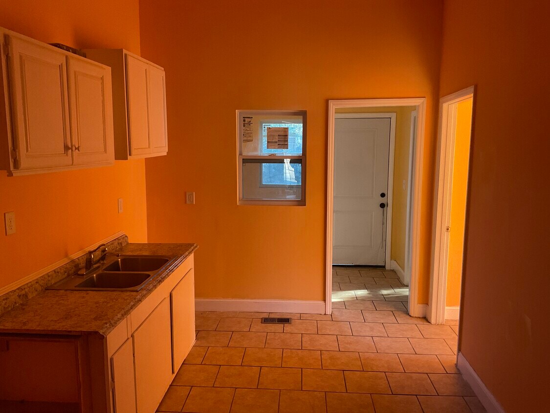 Foto principal - 209 E Barr St