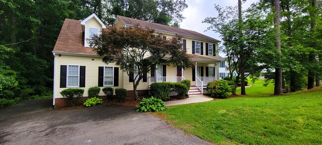 Building Photo - Large traditional colonial in Chester with...