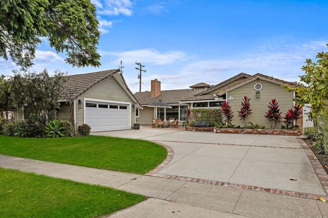 Building Photo - Beautifully Remodeled Rossmoor Home in a P...