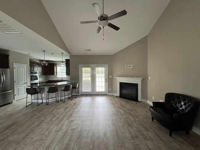 Building Photo - Spacious 4 Bed 3 Bath Home with Fenced Yard