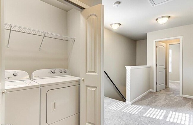 Foto del edificio - 3 Bedroom 2.5 Townhome available now