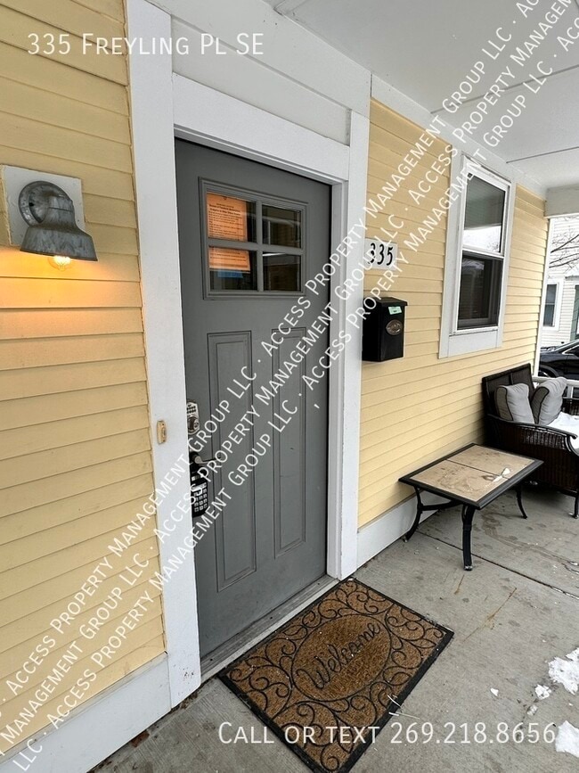 Building Photo - 335 Freyling Pl SE