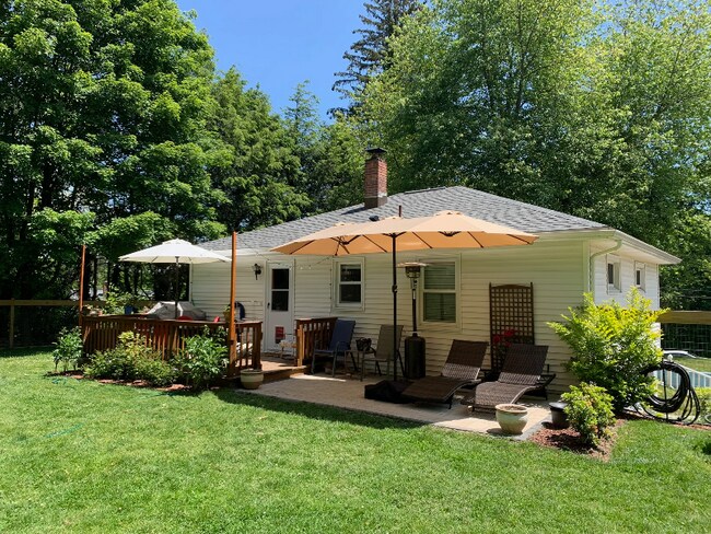 Foto del edificio - 4 Maplewood Dr