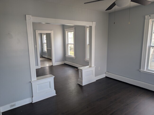 Foto del edificio - 83 Lounsbury Ave