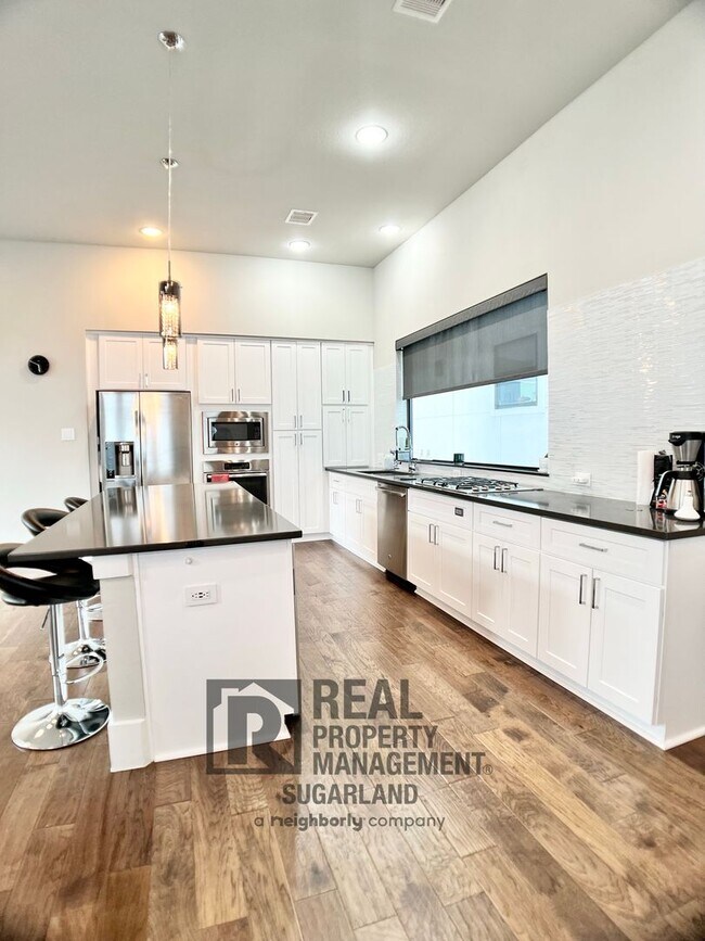 Foto del edificio - Luxurious Three Story Townhome!