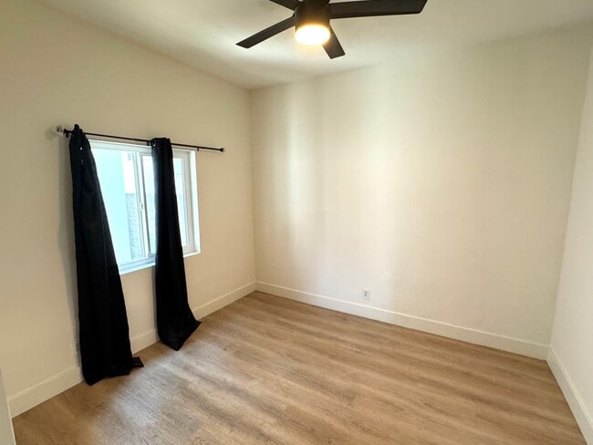 Building Photo - 4 Bed 2 Bath in Echo Park with Back Patio
