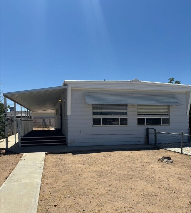 Foto del edificio - Updated 3 bedroom, 2 bathroom mobile!