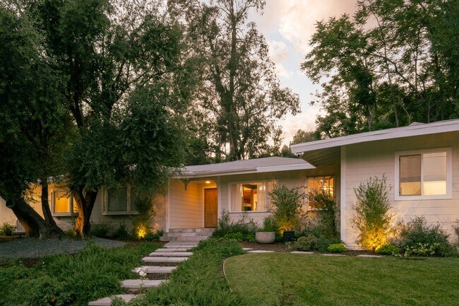 Building Photo - Beautiful Tarzana Rental!