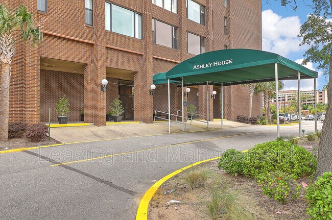Building Photo - 14 Lockwood Dr