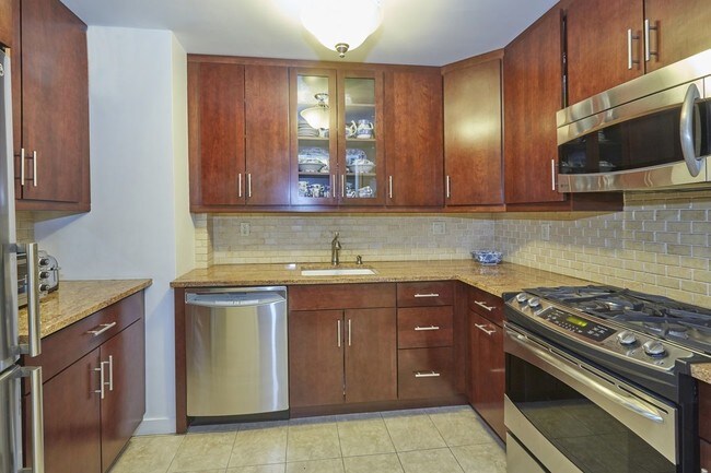 Building Photo - 245 E 87th St