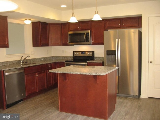 Building Photo - 21 Darien Dr