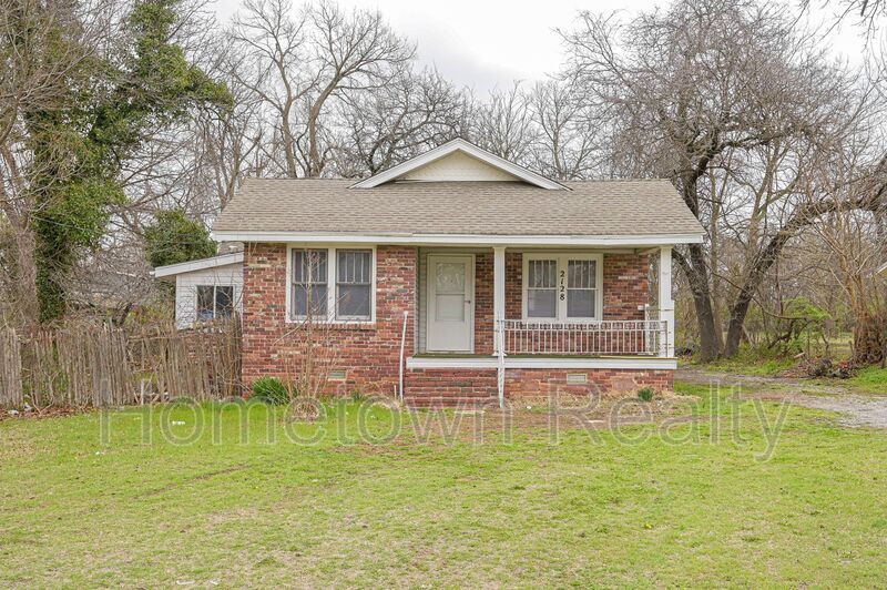 Primary Photo - 2128 N St Luke Ave