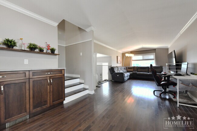 Photo du bâtiment - Convenient 3 Bed + Studio Home with Fenced Yard for Rent in Vedder Crossing, Chilliwack