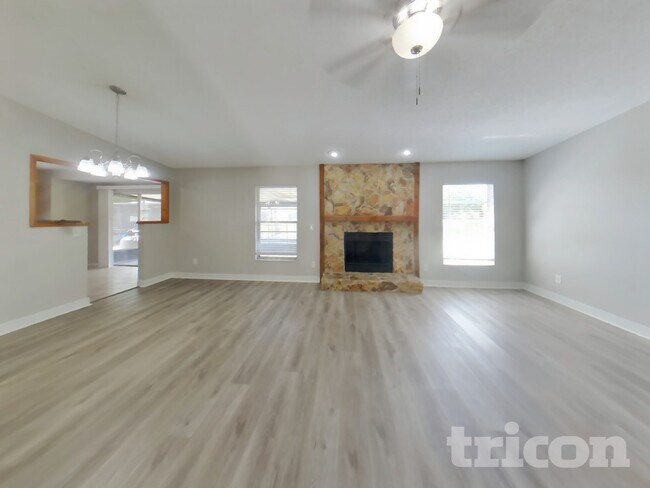 Building Photo - 1020 Red Oak Cir