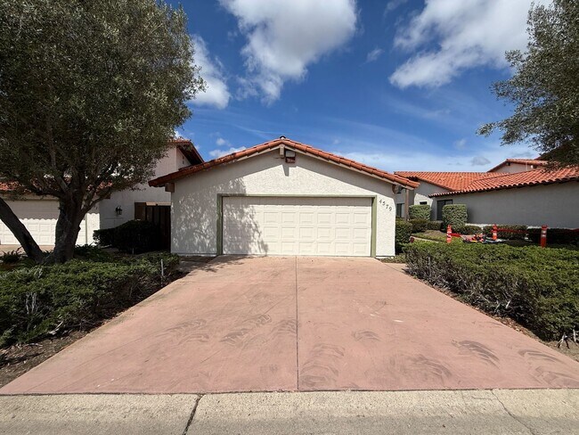 Foto del edificio - Beautiful Single Story Foxenwood Townhome in Orcutt with Easy Access to VSFB