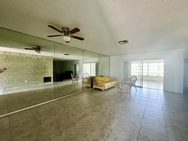 Foto del edificio - 5725 Fernley Dr E