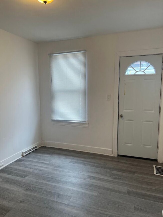 Building Photo - Newly updated 3 bedroom home
