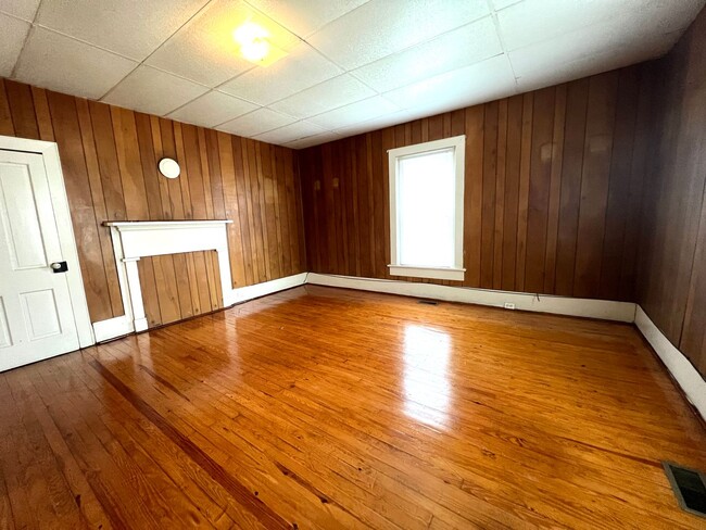 Building Photo - Beautiful Hardwood Floors and Conveniently...