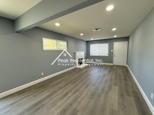 Building Photo - Updated 3 bd/1.5 ba S. Land Park Area Duplex!